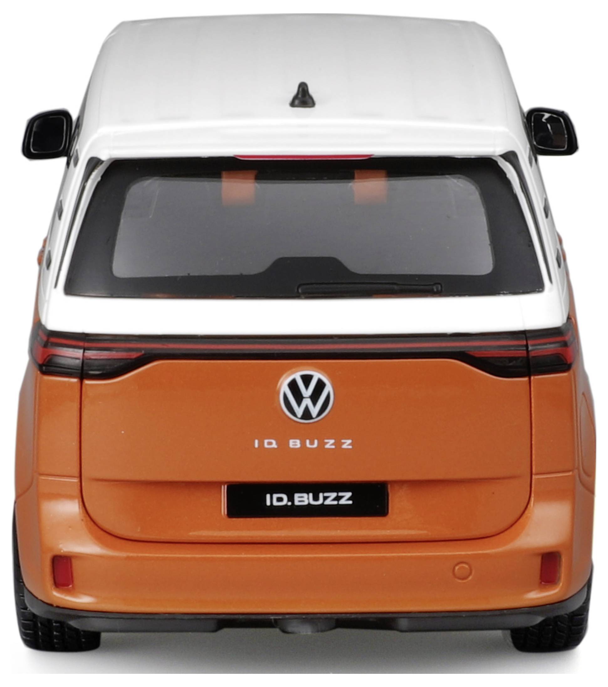 Ein oranger VW ID.Buzz von hinten fotografiert, mit weißem Dach und schwarzen Seitenspiegeln. Das VW-Logo ist prominent sichtbar.