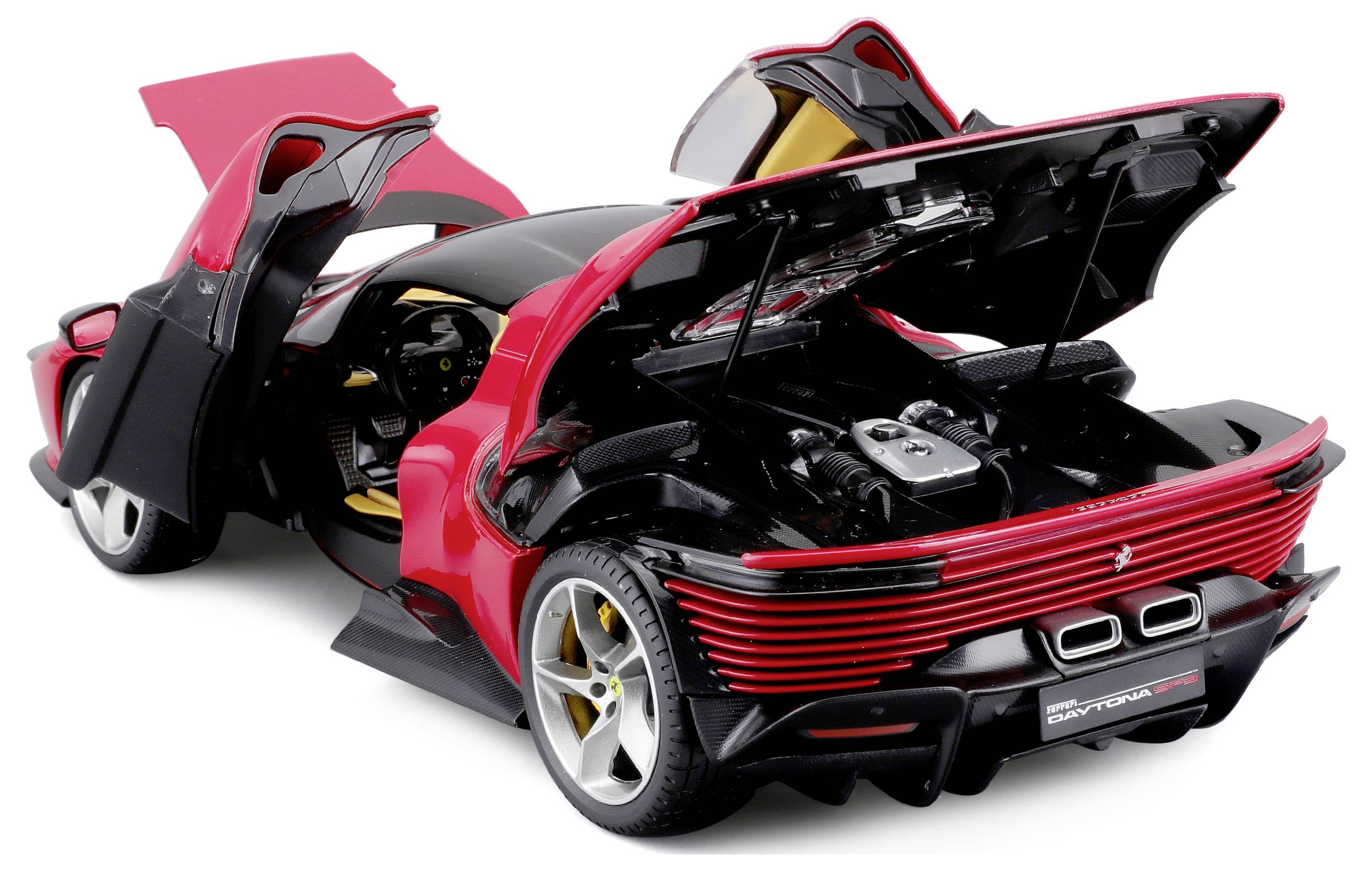 Ein rotes Modellauto mit offenen Türen, geöffneter Motorhaube und offenem Kofferraum. Sportliches Design, sichtbar detaillierter Motor.