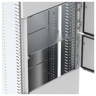 Metallschrank mit offenen Türen, zeigt leere Regale und perforierte Seiten zur flexiblen Montage von IT-Komponenten.