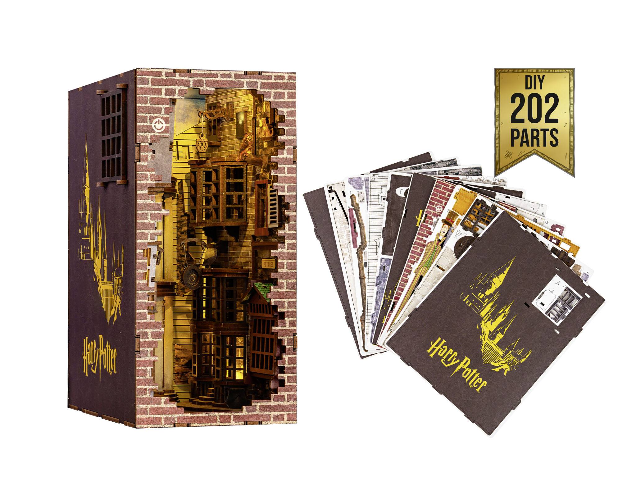 Harry Potter DIY-Set: 202 Teile im Stil von Hogwarts. Verpackung zeigt Hogwarts-Themen. Teile aus Karton zur Selbstmontage.