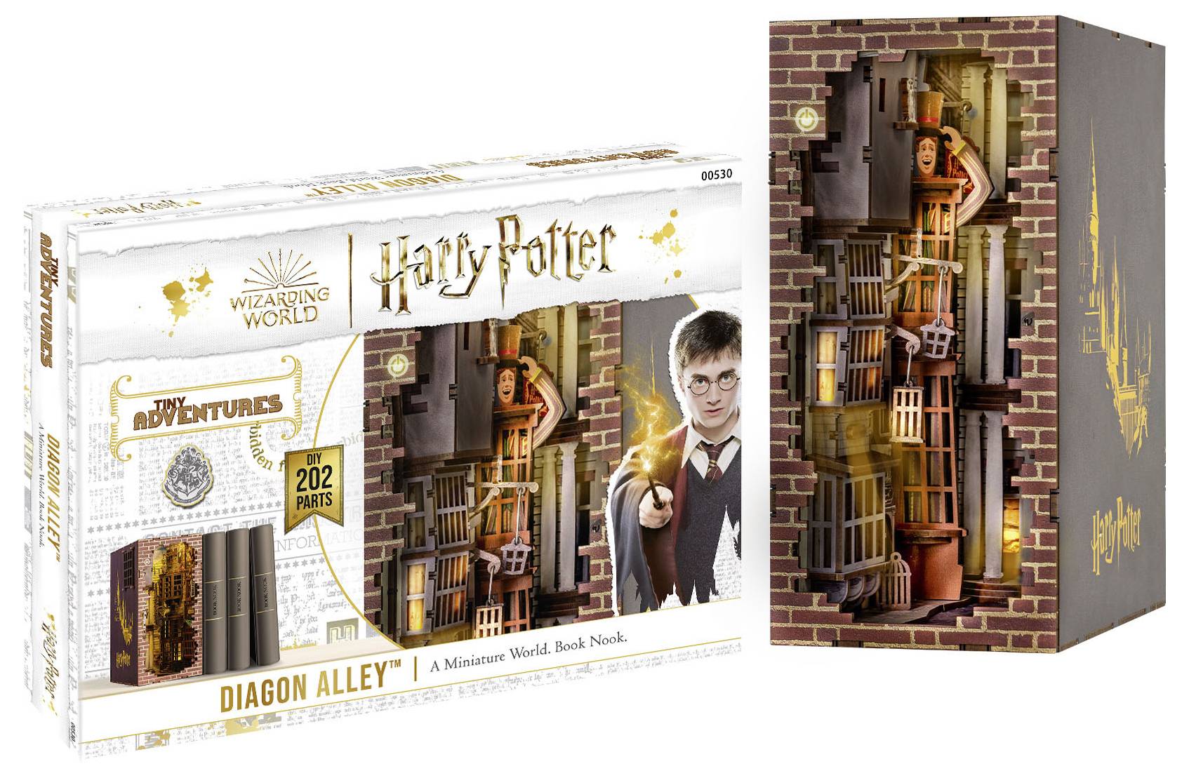 Harry Potter Buchstütze mit Winkelgasse-Motiv. Enthält Miniaturgebäude und Harry-Potter-Figur. Verpackung zeigt das fertige Set.