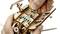 Eine Person montiert ein mechanisches Holzmodell mit Gummiband, indem sie ein Teil einfädelt.
