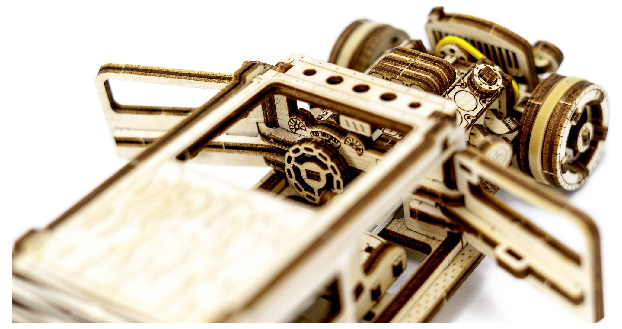 Holzmechanik-Modell mit Zahnrädern und Rädern, detailliert und komplex, zeigt ein montiertes Konstrukt; Fokus auf Technik.