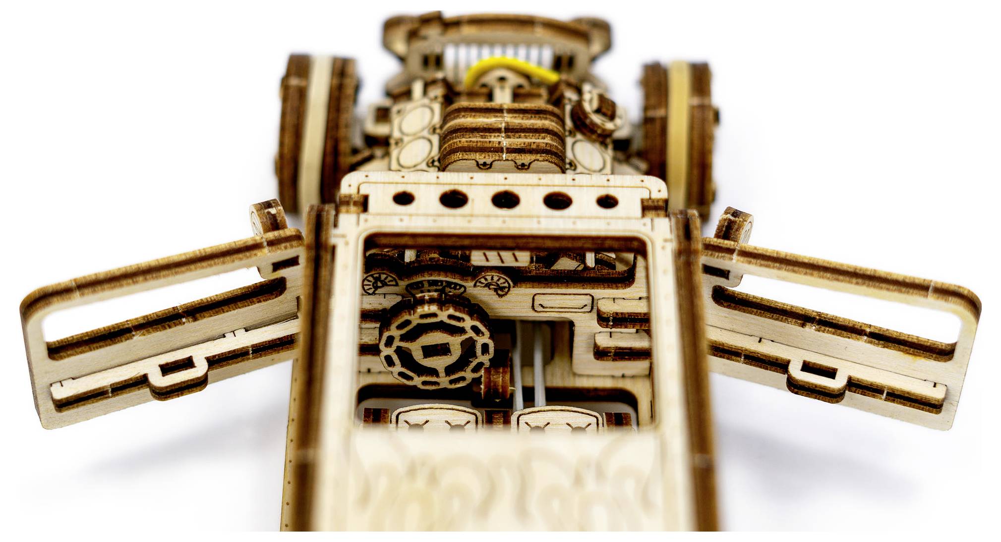 Holzmodell eines komplexen mechanischen Geräts mit sichtbaren Zahnrädern und Hebeln, zeigt detaillierte handwerkliche Gestaltung.