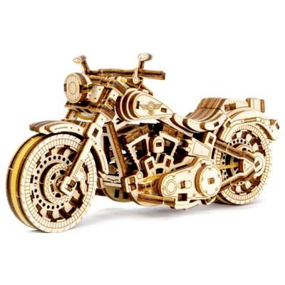 Ein Holzmodell einer detaillierten Motorradskulptur, bestehend aus ineinandergreifenden Holzteilen. Keine funktionalen Elemente.