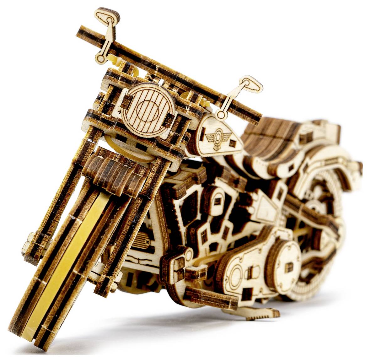 Holzmodell eines Motorrads mit vielen Details, stehend auf weißem Hintergrund. Das Design ist mechanisch und vollständig aus Holzplatten gefertigt.