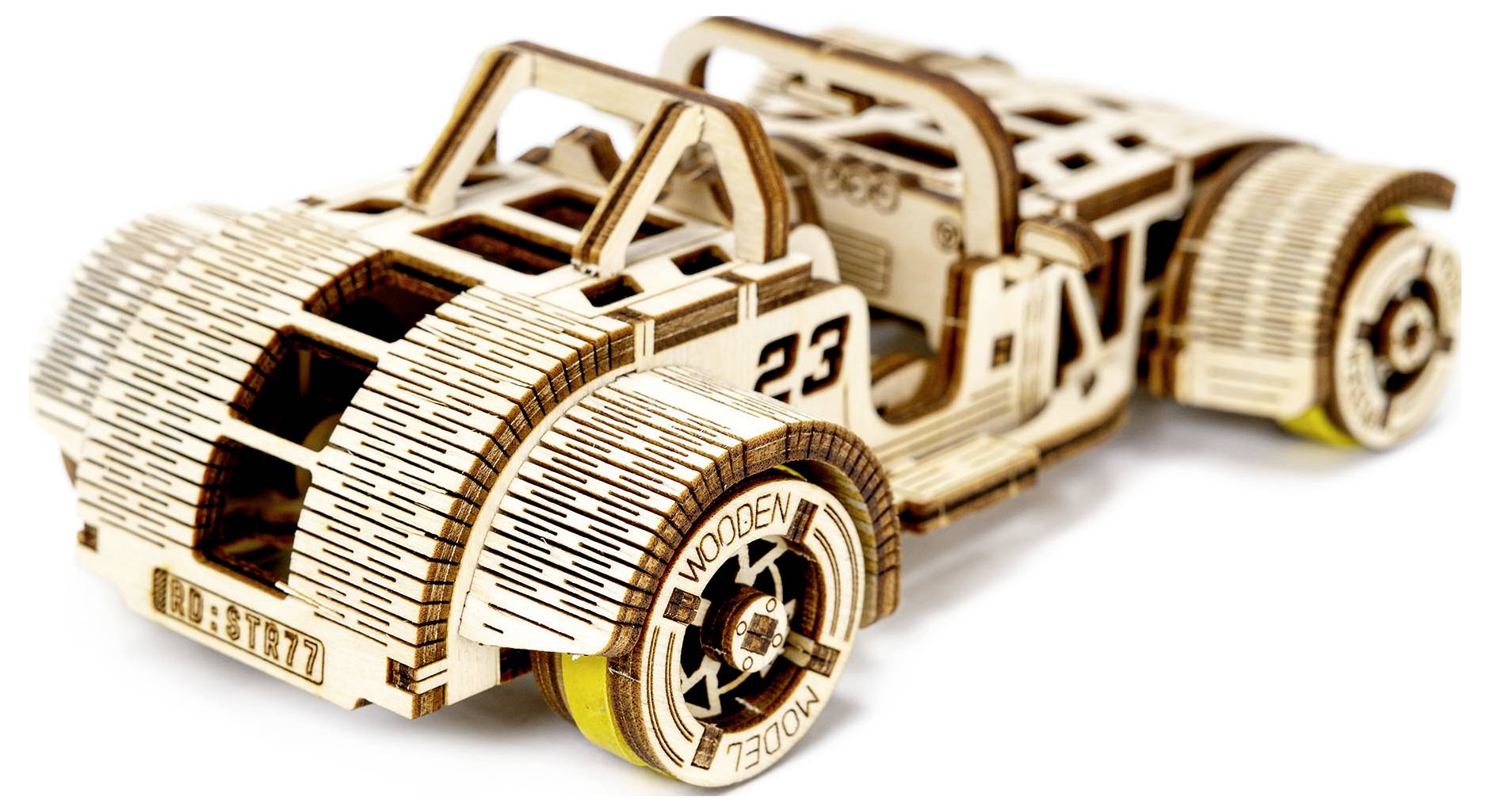 Ein hölzerner Modellbausatz eines Sportwagens mit der Nummer '23' auf der Tür. Der Wagen hat ein detailliertes, offenes Design.