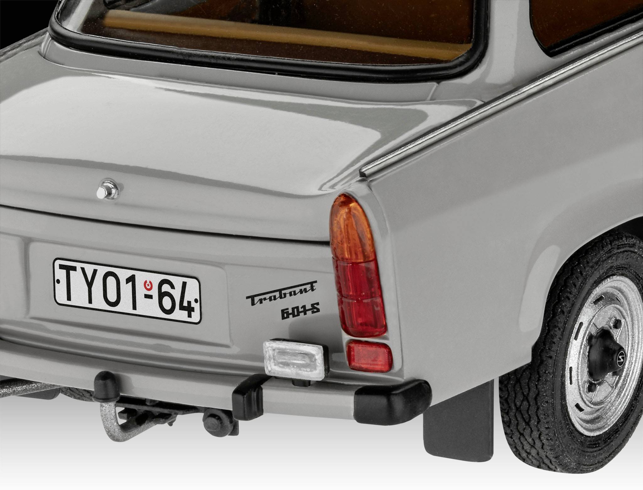 Graues Auto von hinten, Nummernschild 'TY01 64', Modellbezeichnung 'Trabant 601 S', rotes Rücklicht, schwarzes Rad und Stoßstange sichtbar.