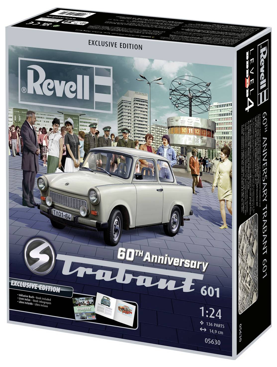Modellbausatz einer Trabant 601 Limousine in 1:24 Maßstab, "60th Anniversary Edition", vor DDR-Stadtlandschaft mit Menschen im Hintergrund.