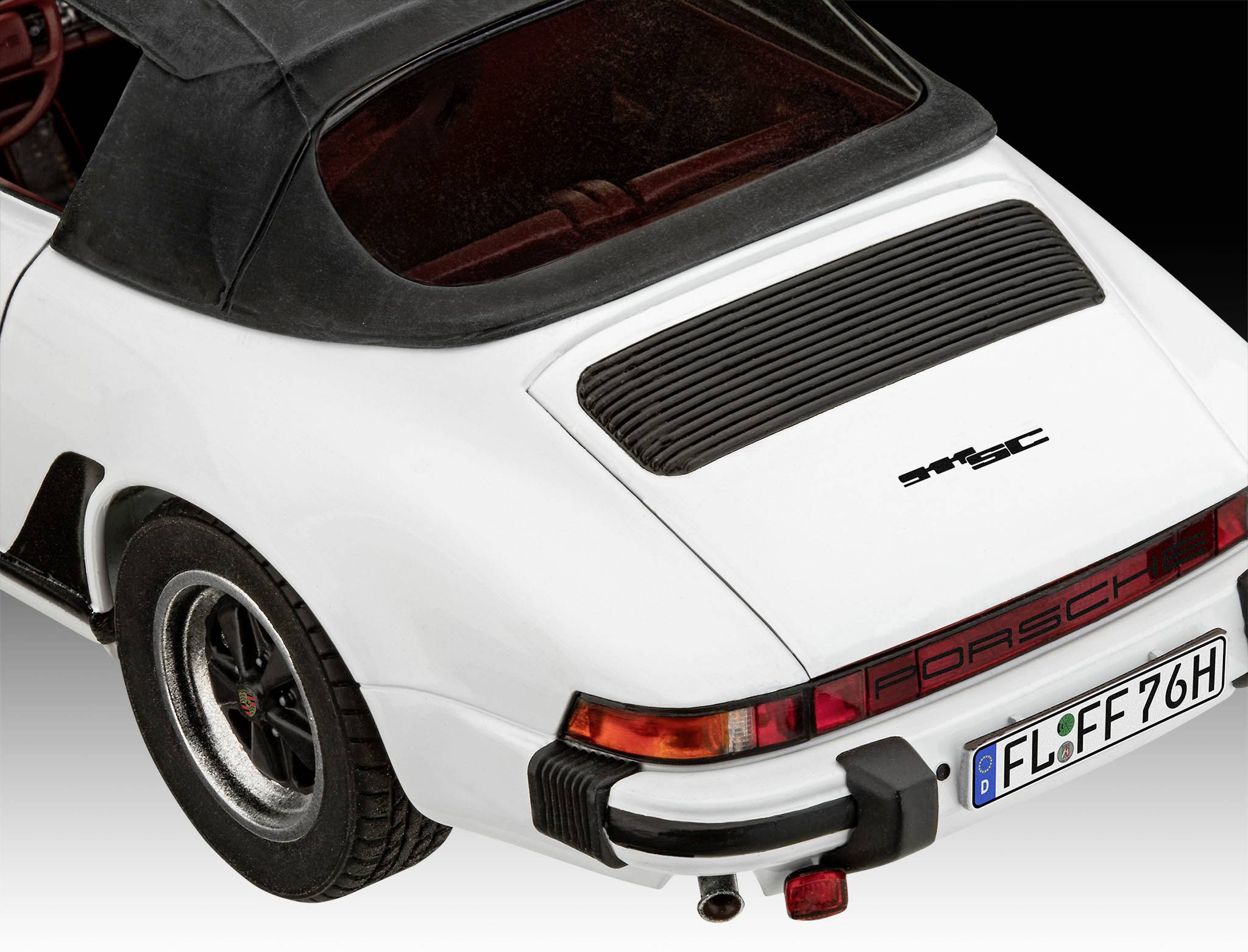 Ein weißer Sportwagen mit schwarzem Verdeck, von hinten gesehen. Das Nummernschild zeigt 'FL-FF 76H', und das Modell ist '911 SC'.