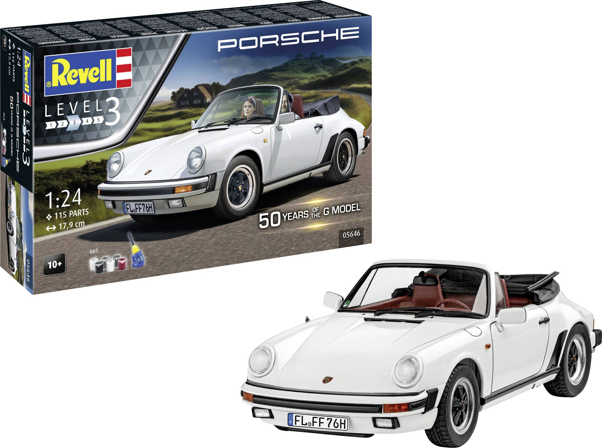 Spielzeugmodell eines weißen Porsche Cabriolets von Revell im Maßstab 1:24 neben der Verpackung mit Bild des realen Autos.