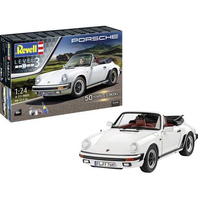 Spielzeugmodell eines weißen Porsche Cabriolets von Revell im Maßstab 1:24 neben der Verpackung mit Bild des realen Autos.