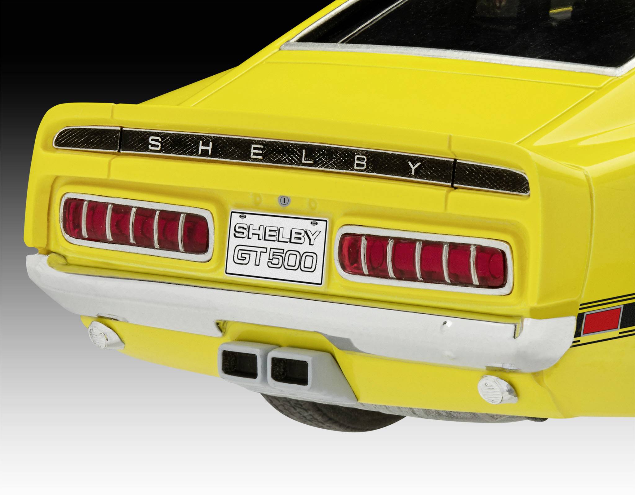Gelbes Auto mit 'SHELBY' auf dem Heck und Nummernschild 'SHELBY GT500', zeigt Rücklichter und Auspuff. Klassisches Sportwagendesign.