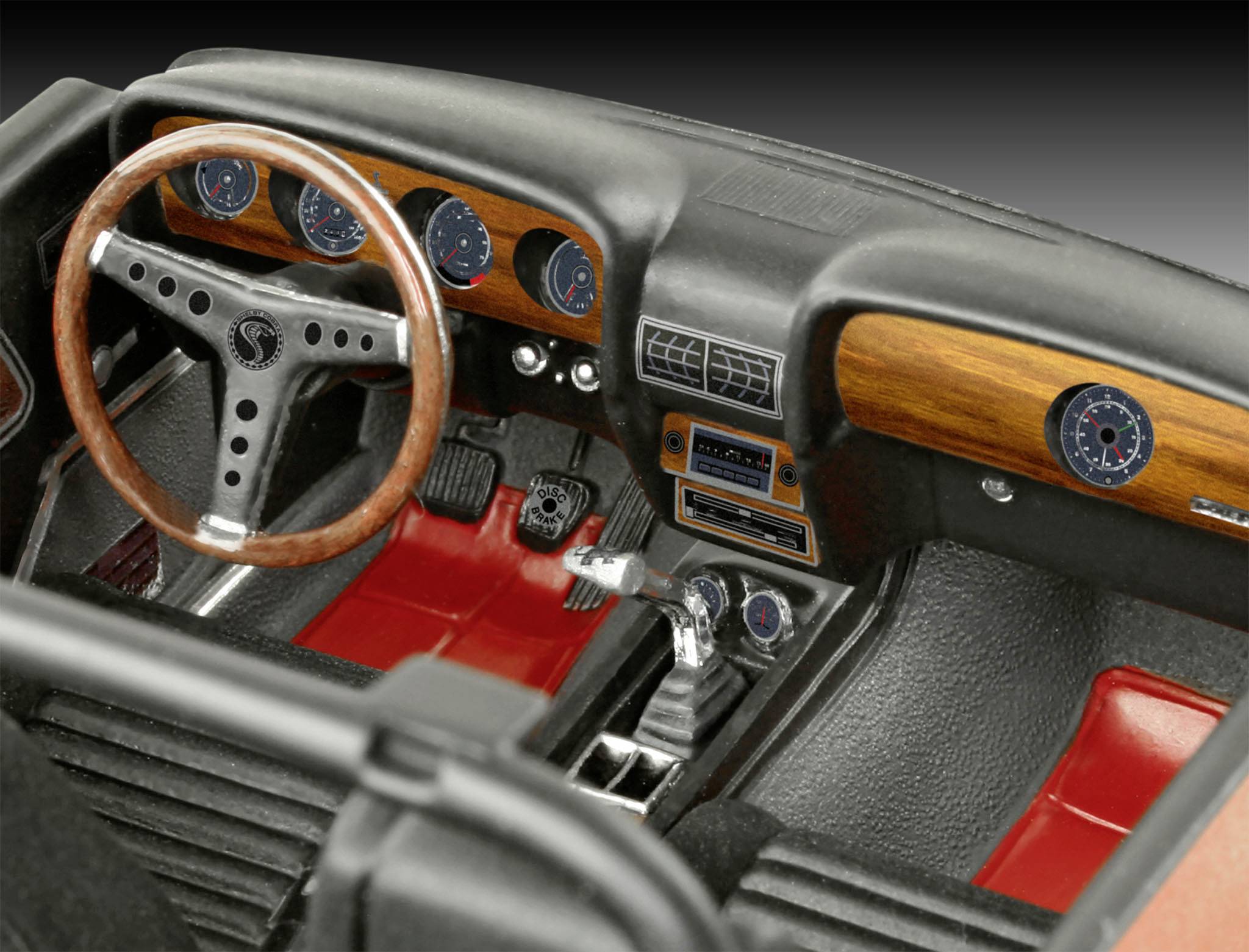 Innenansicht eines Autointerieurs im Retro-Stil mit Holzlenkrad und Armaturenbrett, rote Sitze, mehrere analoge Instrumente.