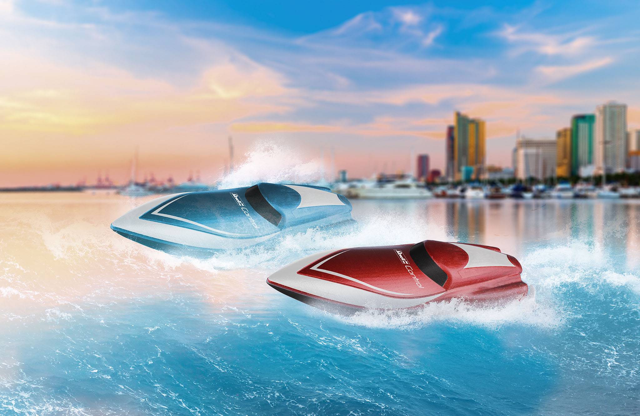 Zwei bunte Speedboote fahren schnell über das Wasser bei Sonnenuntergang, Stadtbild im Hintergrund. Dynamische Bewegung und urbanes Setting.
