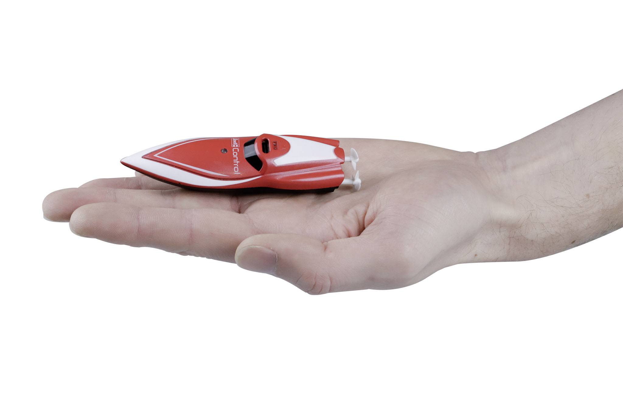 Eine Hand hält ein kleines, rotes Modell eines Motorboots, das kompakt in die Handfläche passt.