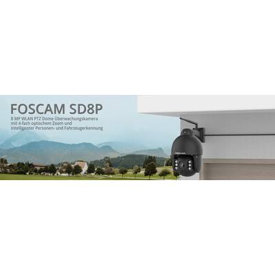 Überwachungskamera FOSCAM SD8P an einer Wand montiert, mit 8 MP, 4-fach optischem Zoom, Personen- und Fahrzeugerkennung. Hintergrund: Landschaft.