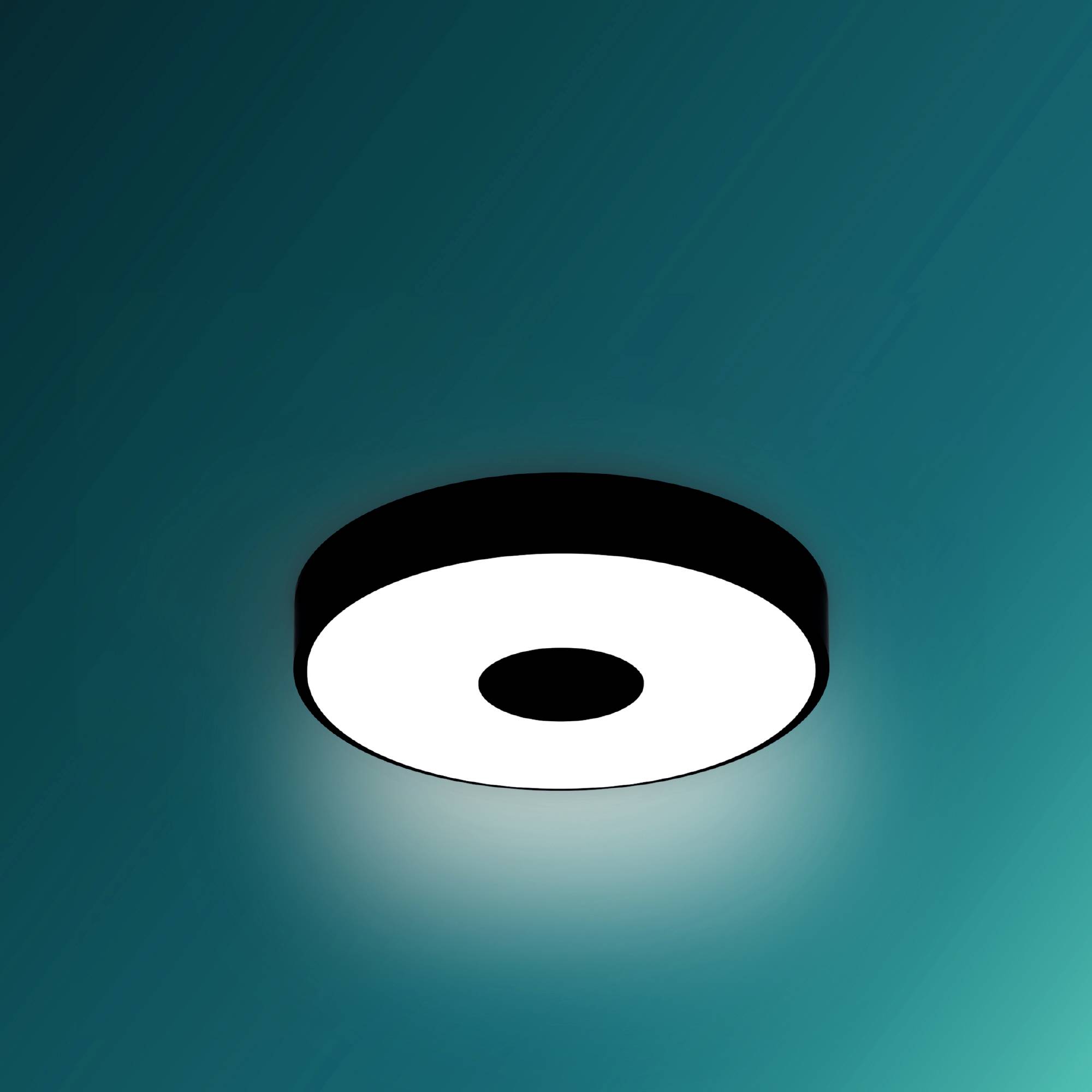 Ein weißes, rundes Licht leuchtet an einer türkisfarbenen Decke und erzeugt eine helle, gleichmäßige Beleuchtung im Raum.