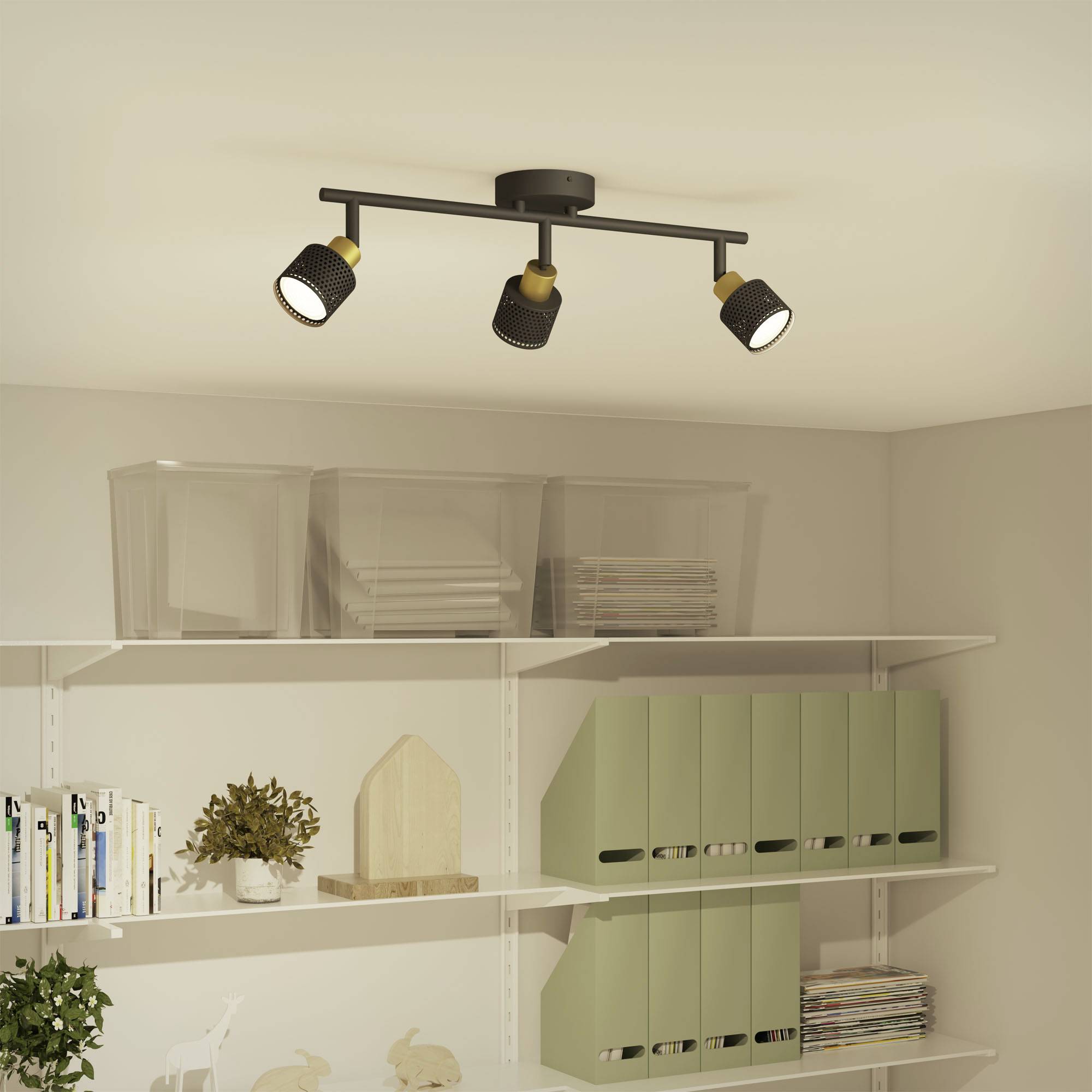Deckenleuchte mit drei verstellbaren Spots beleuchtet ein modernes Regal mit Ordnern und Pflanzen in einem minimalistischen Raum.