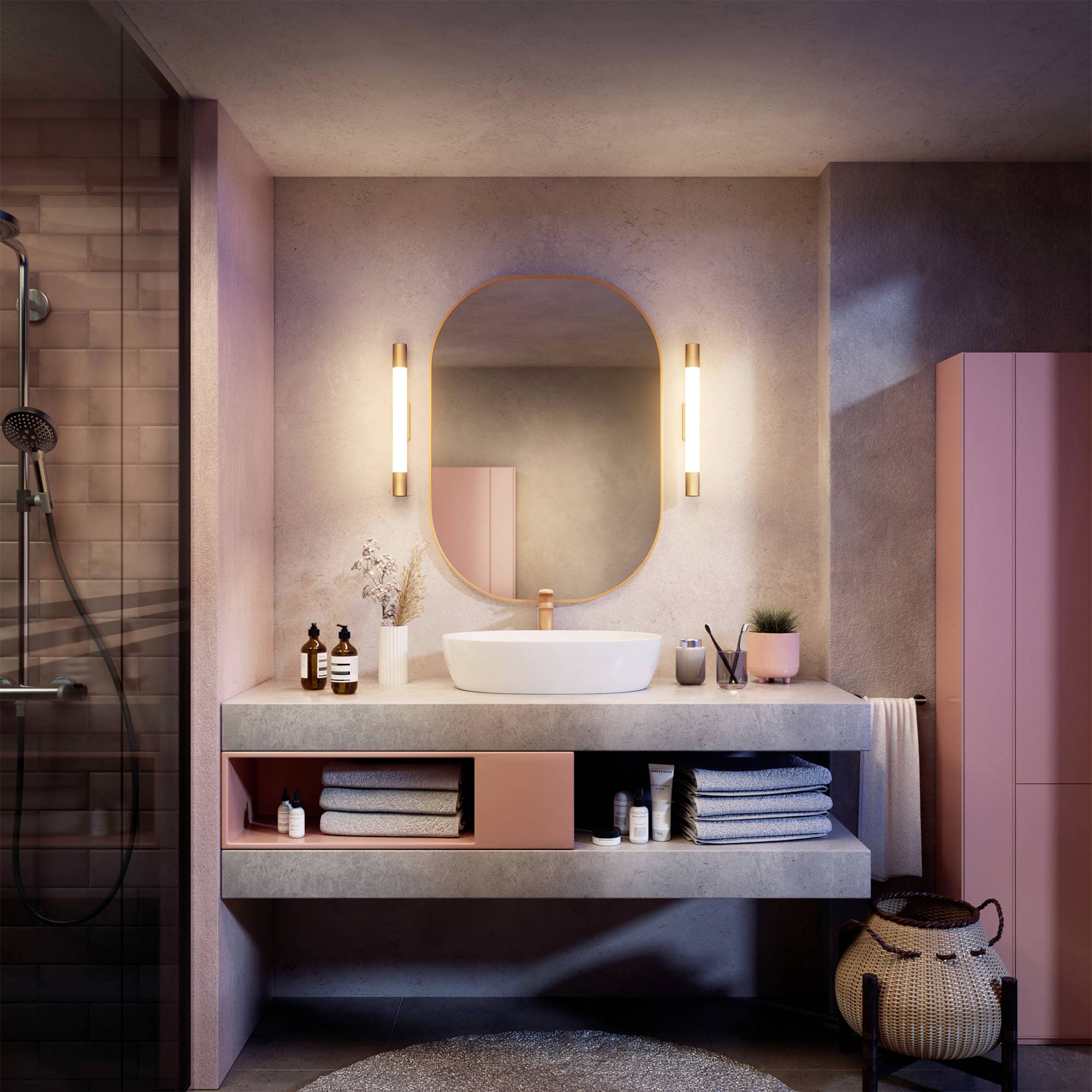 Moderner rosa Badezimmer mit Rundspiegel, Waschbecken, seitlichen Lampen, Regalen mit Handtüchern und Produkten, Duschbereich links.