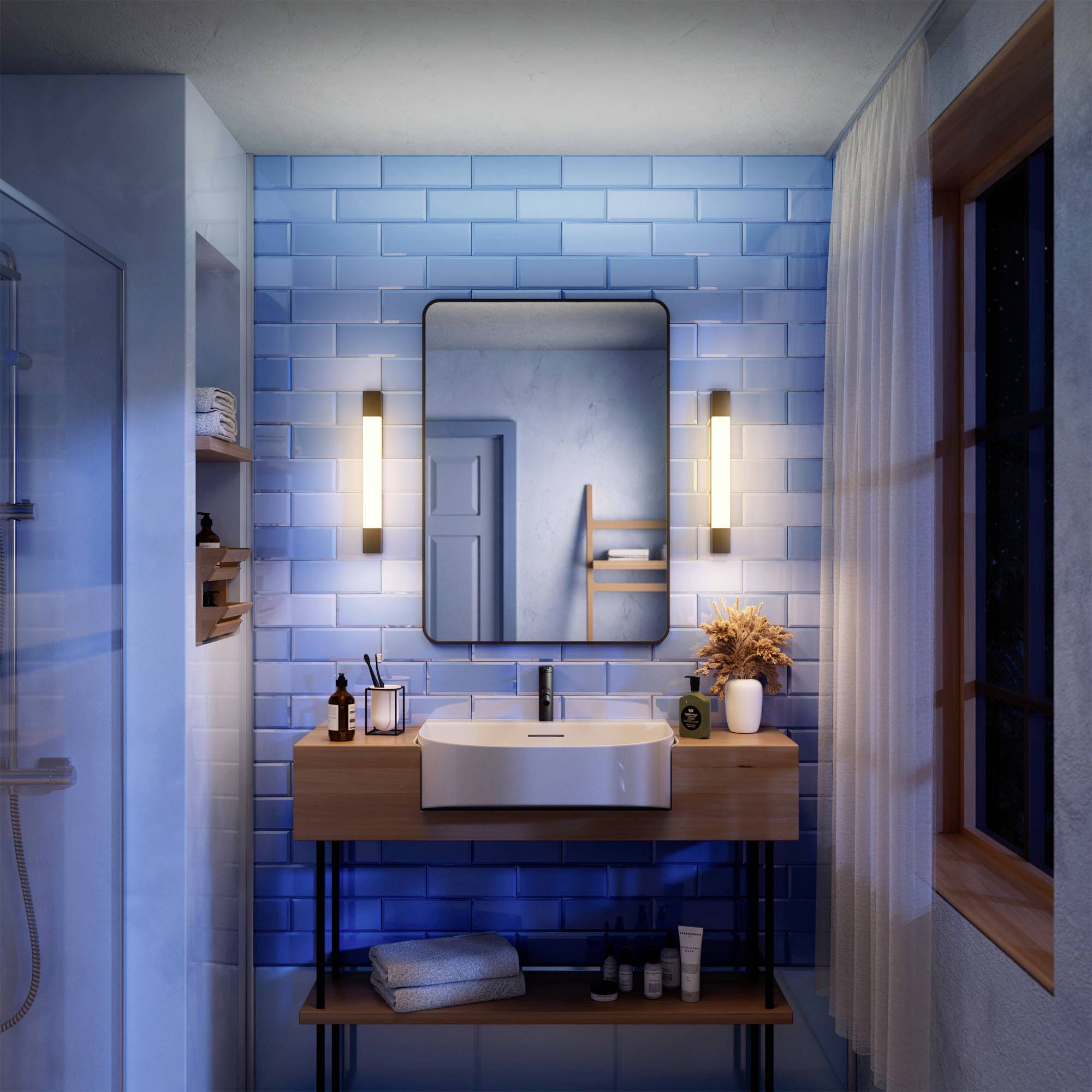 Modernes Badezimmer mit blauen Fliesen, rechteckigem Spiegel über einem Waschtisch, seitlichen Leuchten und einem Fenster mit weißen Vorhängen.