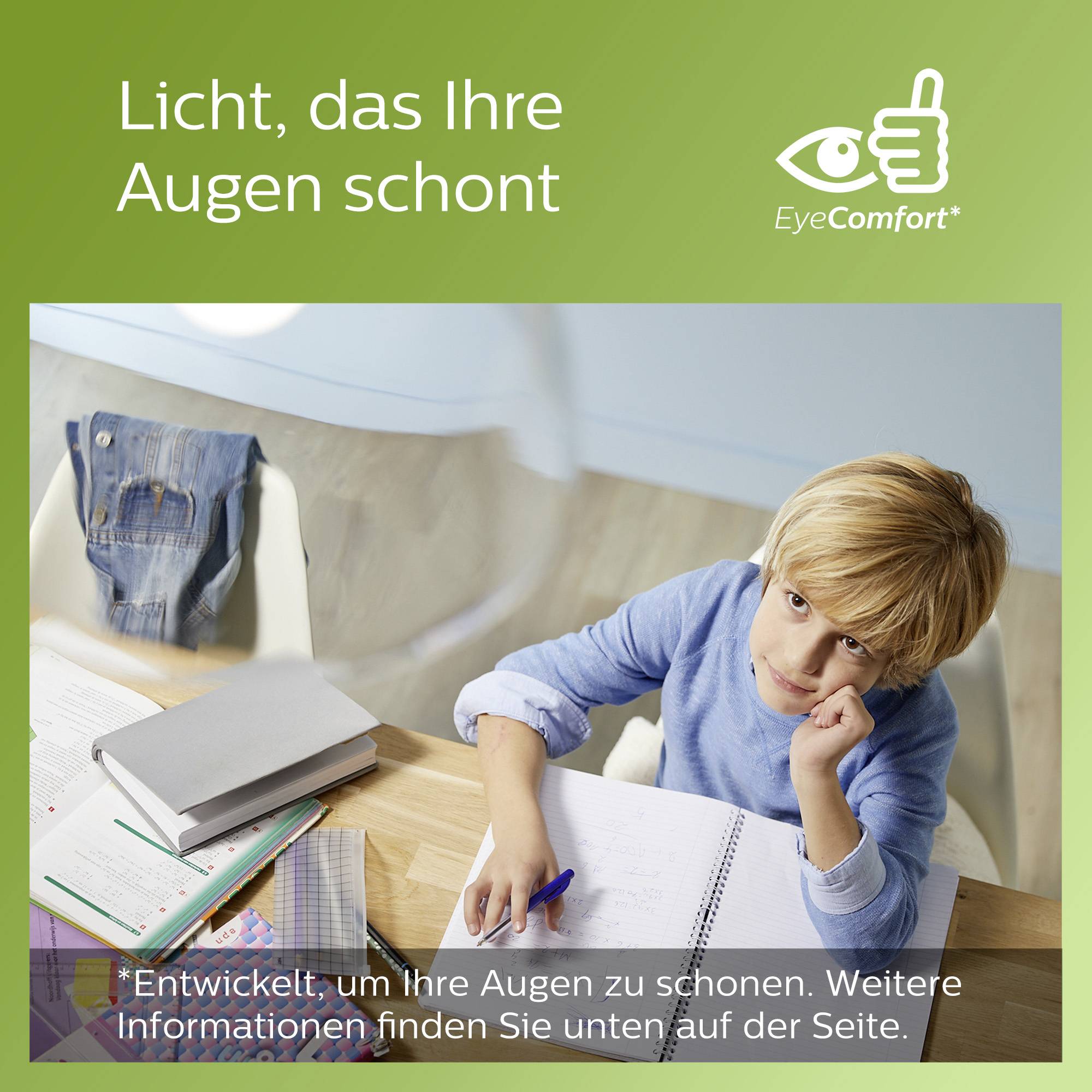 Ein Kind sitzt am Tisch und liest in einem Buch. Oben steht 'Licht, das Ihre Augen schont'. Eine Jacke hängt über einem Stuhl.