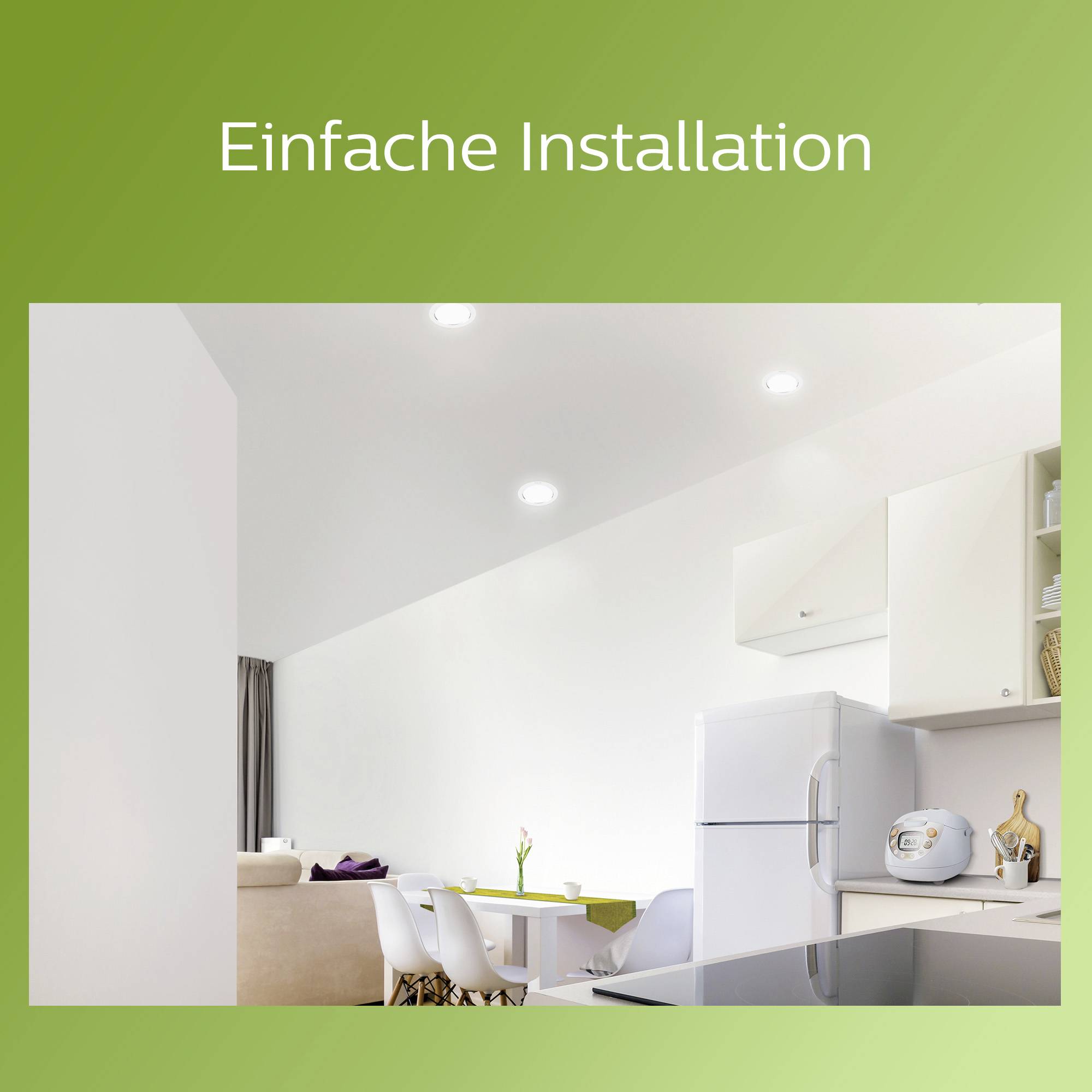 Ein helles, modernes Wohnzimmer mit Küche im Hintergrund. Oben Leuchten mit der Aufschrift 'Einfache Installation'.