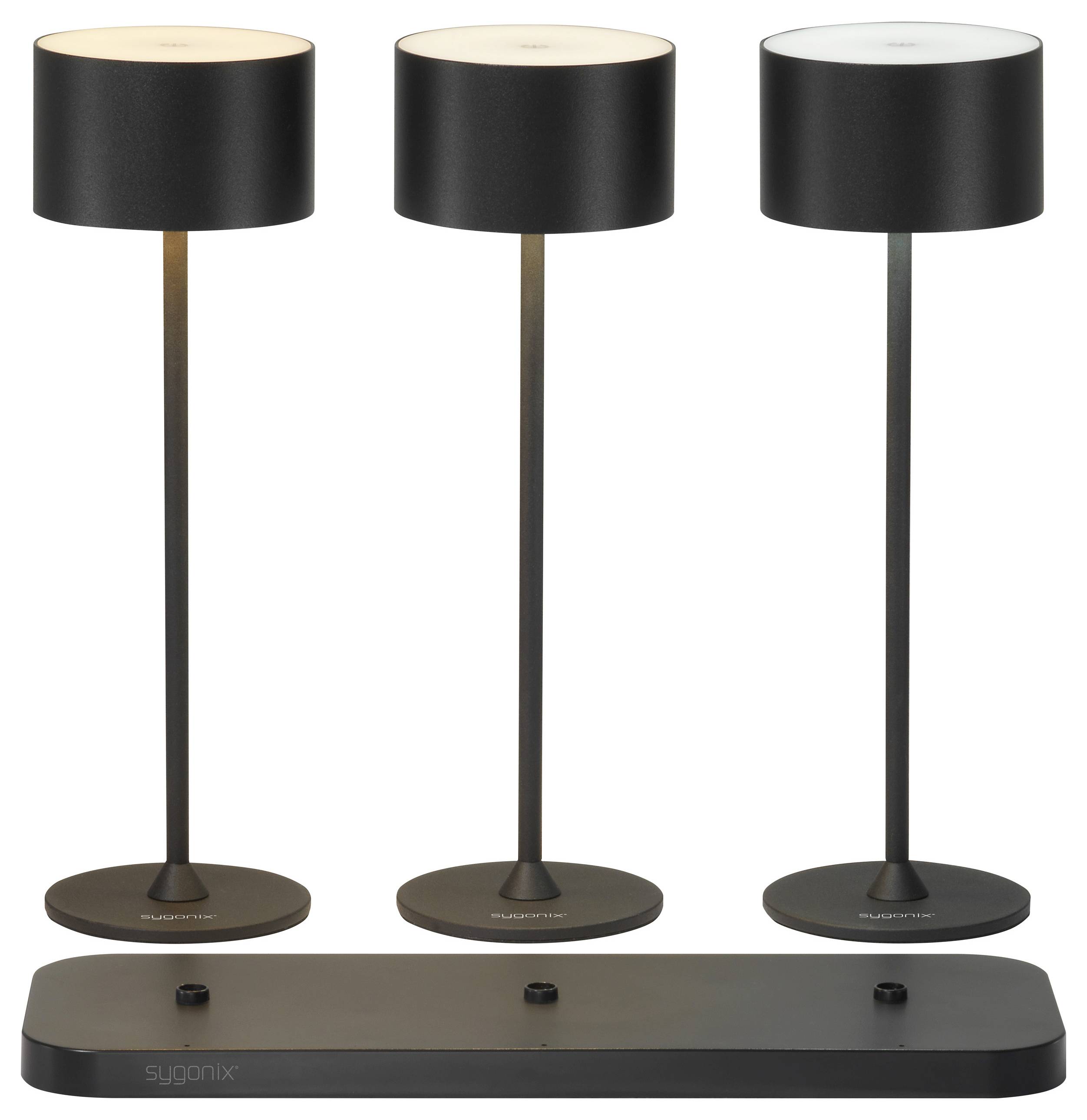 Drei schwarze Tischleuchten in Reihe, schlichte Gestaltung, stehen auf einer dunklen Basisplatte, geeignet für modernes Interior-Design.