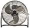 Ein großer, metallener Standventilator mit drei Flügeln, die sich hinter einem Schutzgitter befinden.