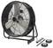 Schwarzer Ventilator mit drei silbernen Flügeln auf schwarzem Gestell, netzbetrieben. Zubehör: zwei Rollen, Stange, Schrauben.