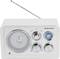 Ein weißes Retro-Radio mit FM/AM-System. Es hat einen Lautsprecher links, Knöpfe zur Lautstärke- und Sendereinstellung rechts sowie eine Antenne oben.