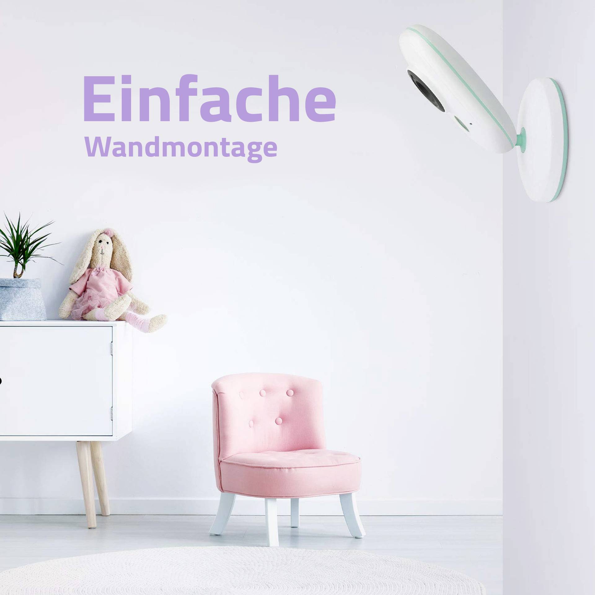 Ein Raum mit einem pinken Stuhl, einer weißen Kommode mit Pflanze und Puppe, und einer an der Wand montierten Kamera mit dem Text 'Einfache Wandmontage'.