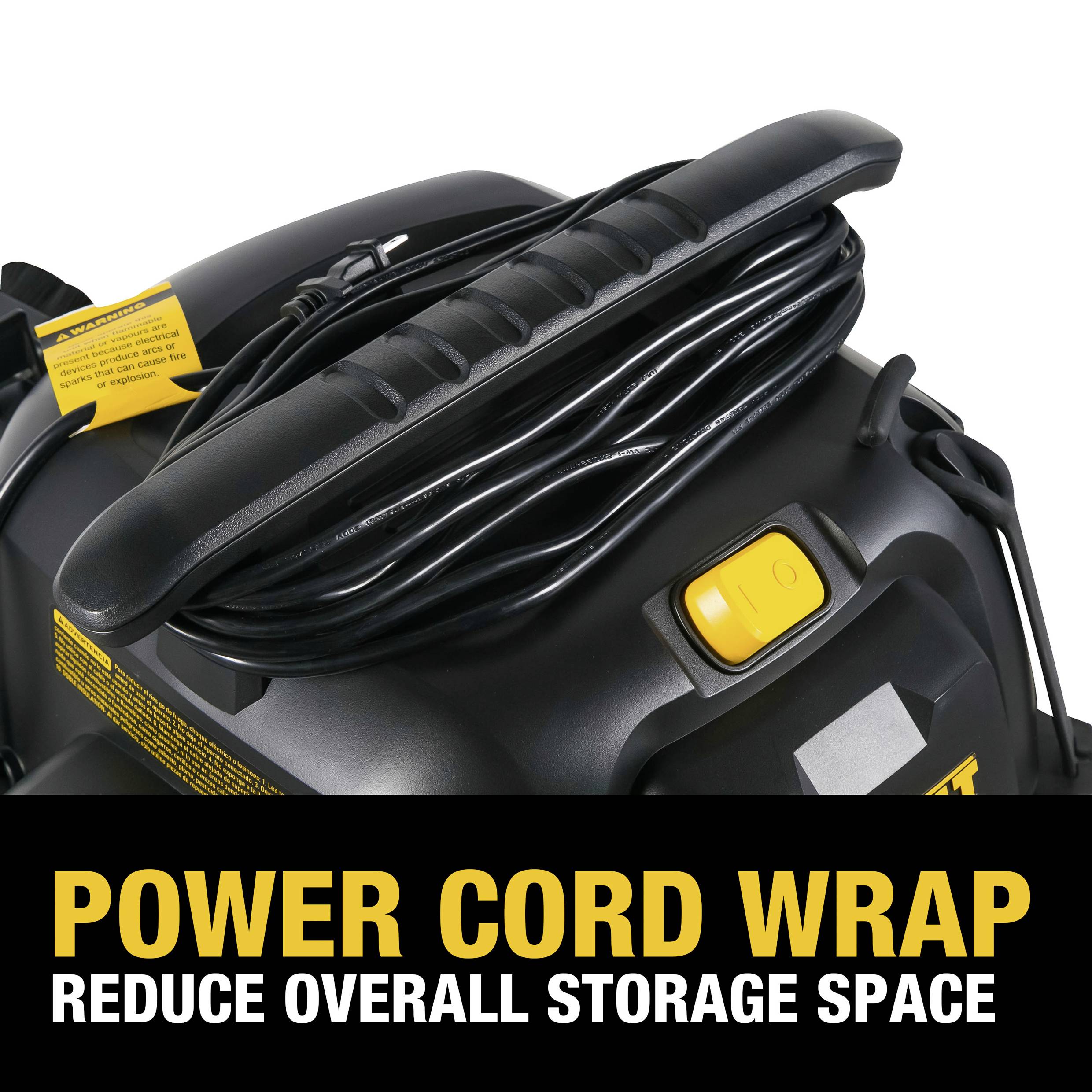 Ein Staubsauger mit aufgewickeltem Netzkabel oben, gelbem Schalter und Text: 'POWER CORD WRAP REDUCE OVERALL STORAGE SPACE'.