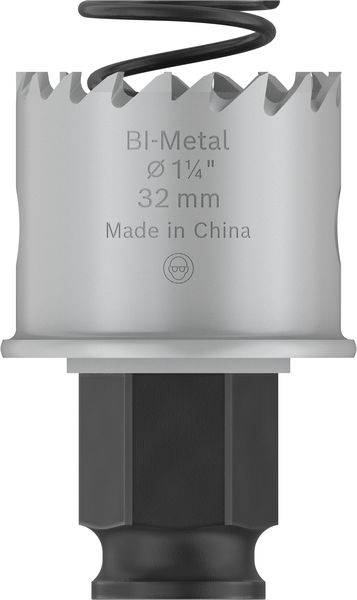 Metallkrone Bohrer mit Bi-Metal-Aufschrift, Durchmesser 32 mm, hergestellt in China. Oben eine schwarze Spirale.
