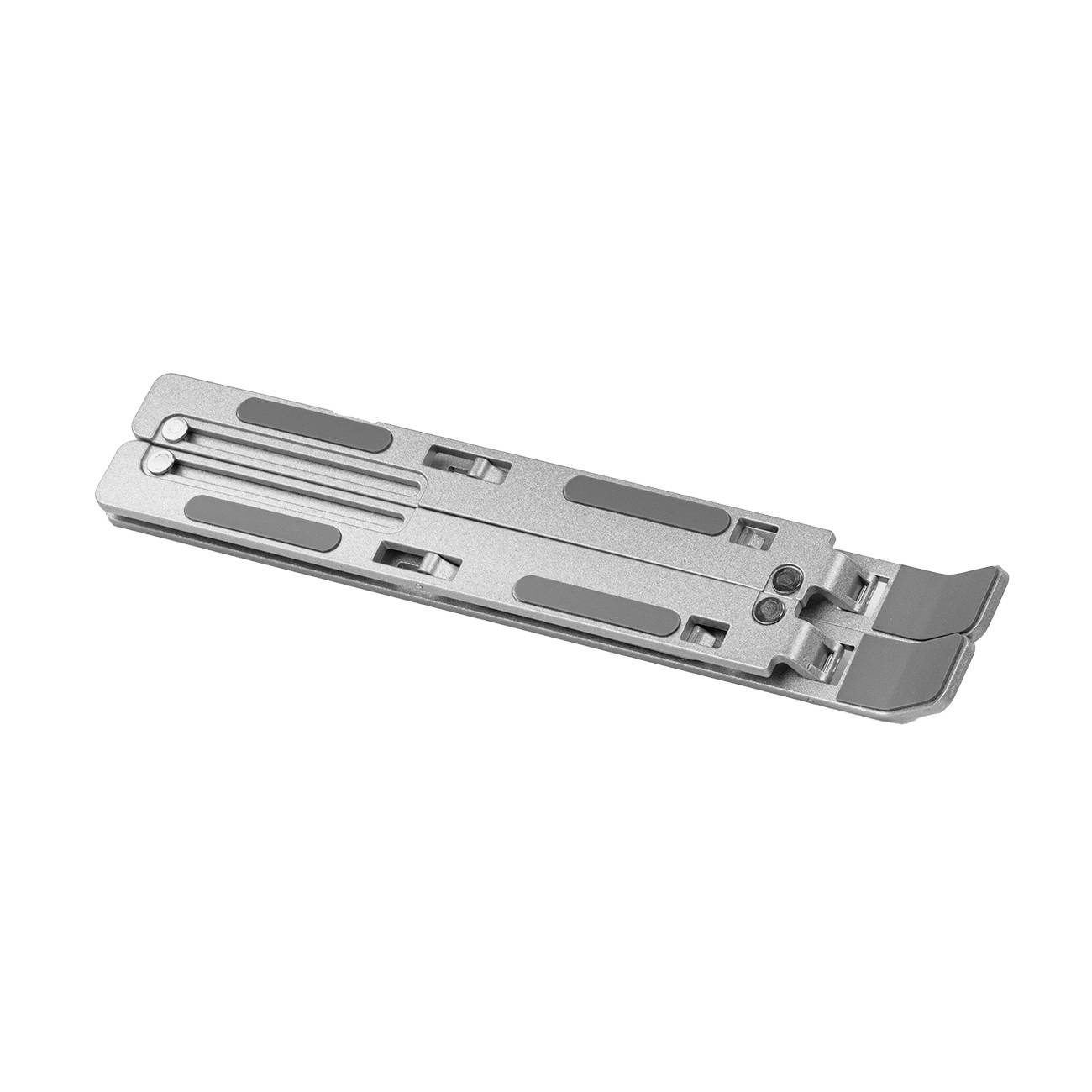 Ein silberner Laptop-Ständer in zusammengeklappter Form. Geeignet zur ergonomischen Platzierung eines Laptops.
