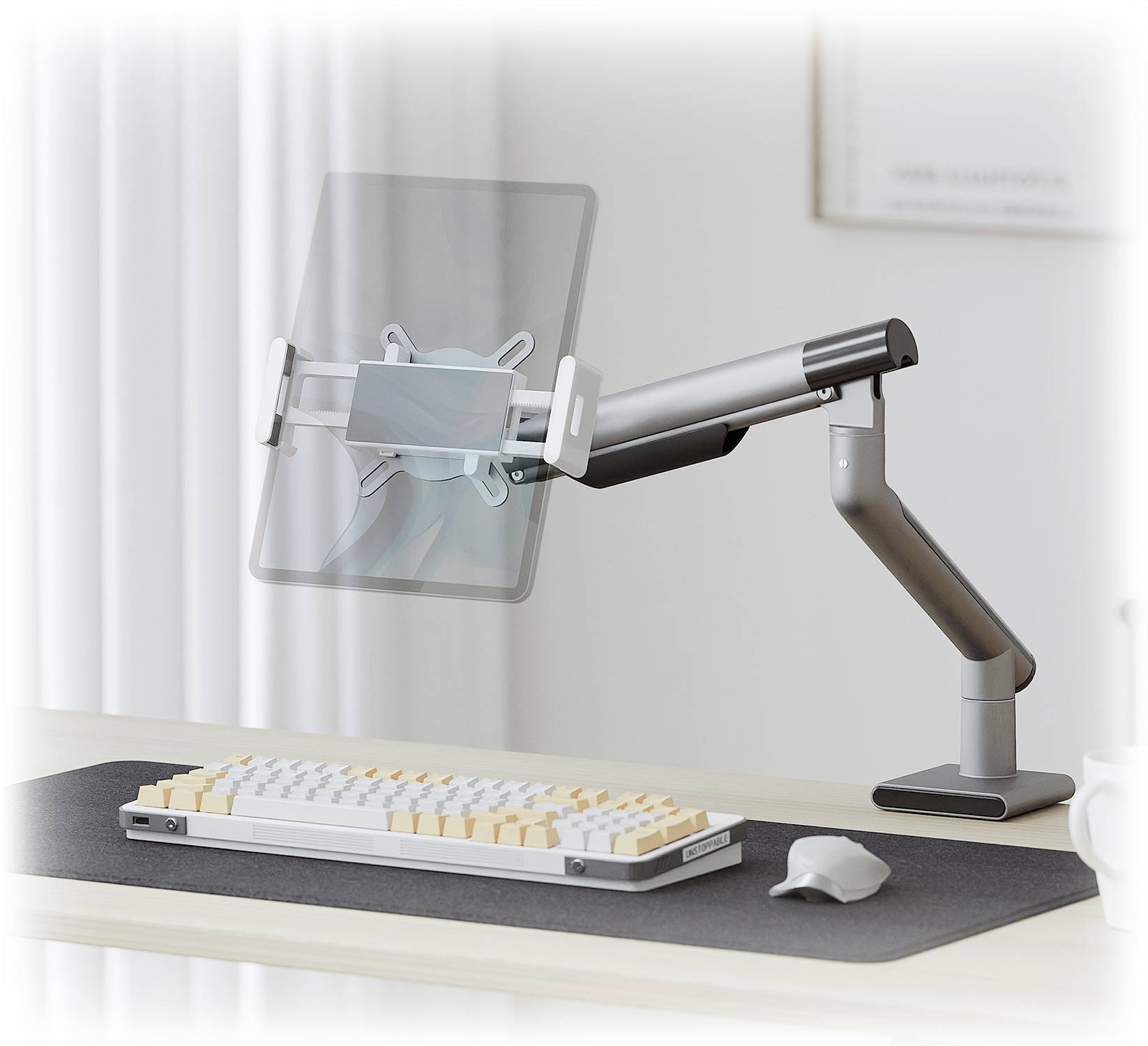 Ein eleganter Schreibtischarm hält einen Tablet-Ständer über einer Tastatur und Maus auf einem Schreibtisch vor einem hellen Hintergrund.