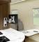 Innenraum eines Wohnmobils mit modernem Design. Ein Tisch mit Marmoreffekt und eine Wandhalterung für einen Monitor sind sichtbar.