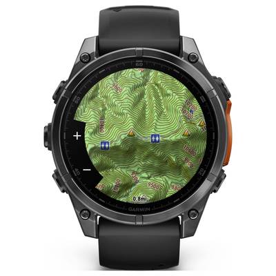 Eine GPS-Uhr zeigt eine topografische Karte mit Höhenlinien, Entfernungsmarkierungen und Symbolen für Wanderwege und Warnungen.