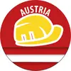 Ein gelber Feuerwehrhelm mit dem Wort 'Austria' auf rotem Hintergrund und darunter die österreichische Flagge.