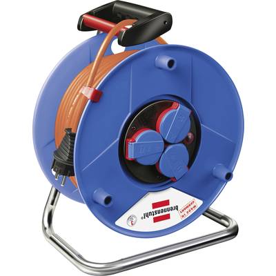 Eine blaue Kabeltrommel auf einem Metallgestell mit orangem Kabel und mehreren Steckdosen, geeignet für den Einsatz im Freien.