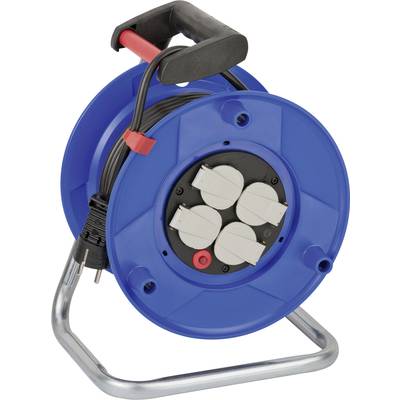 Blaue Kabeltrommel mit vier Steckdosen und schwarzem Griff auf einem Metallständer.