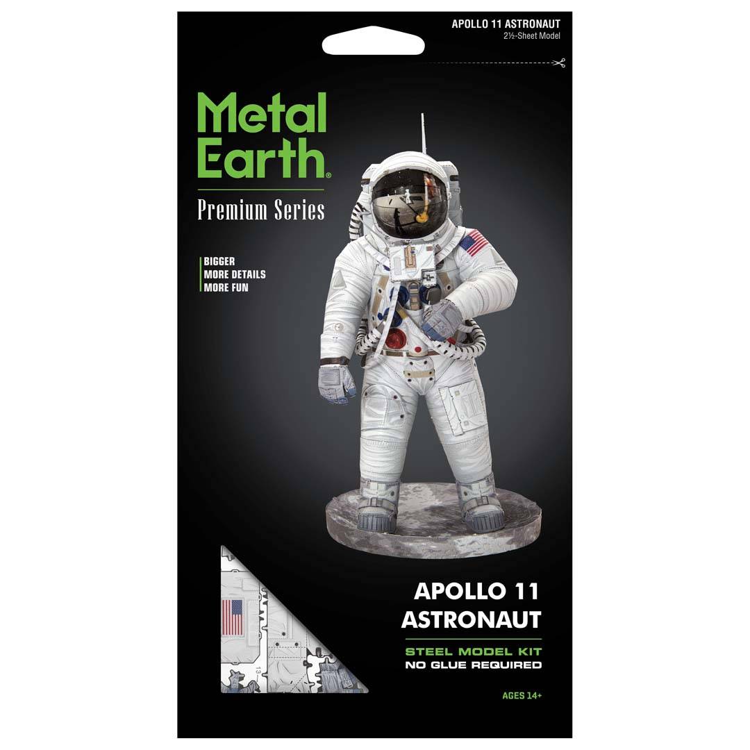 'Metal Earth Premium Series: Apollo 11 Astronaut' Modellbausatz aus Stahl, ab 14+, zeigt einen Astronauten in Weltraumanzug auf Mondbasis.