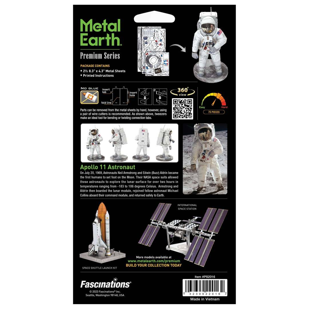 'Metal Earth Premium Series' Verpackung zeigt ein Apollo 11 Astronautenmodell. Enthält 3 Metallblätter, Anleitungen. Fokus auf Detailtreue.