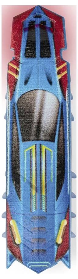 Ein schmaler, bunter Kinderschlitten in Form eines blauen und roten Rennwagens mit gelben und grauen Details.