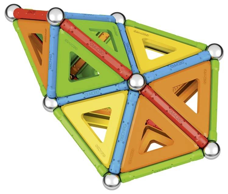 Bunte, magnetische Konstruktionsspielsteine bilden ein asymmetrisches, geometrisches Muster. Vielfältige Farben und Dreiecksformen.