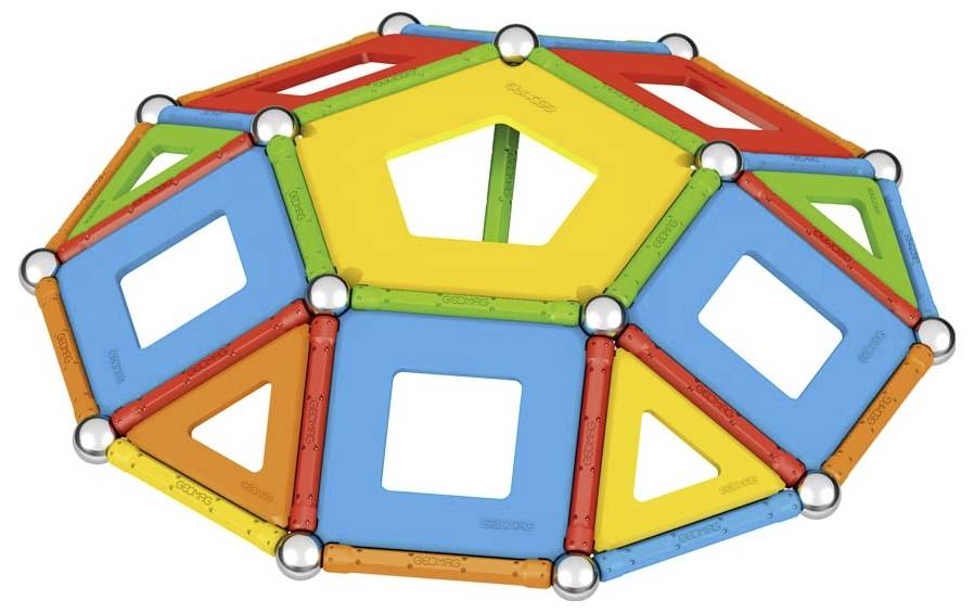 Geometrische, mehrfarbige Magnetbausteine bilden ein halbkugelförmiges 3D-Modell aus Quadraten und Dreiecken.