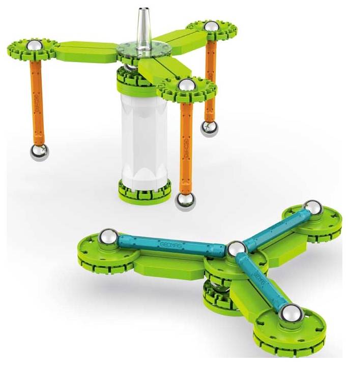 Zwei bunte, magnetische Baukonstruktionen aus Stäben und Kugeln stehen aufrecht. Die erste Konstruktion ist vertikal, die zweite horizontal.