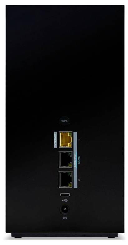 'Rückseite eines schwarzen Routers mit drei Ethernet-Anschlüssen, einem USB-Anschluss und einem Stromanschluss. Mittig befindet sich ein WLAN-Taster.'