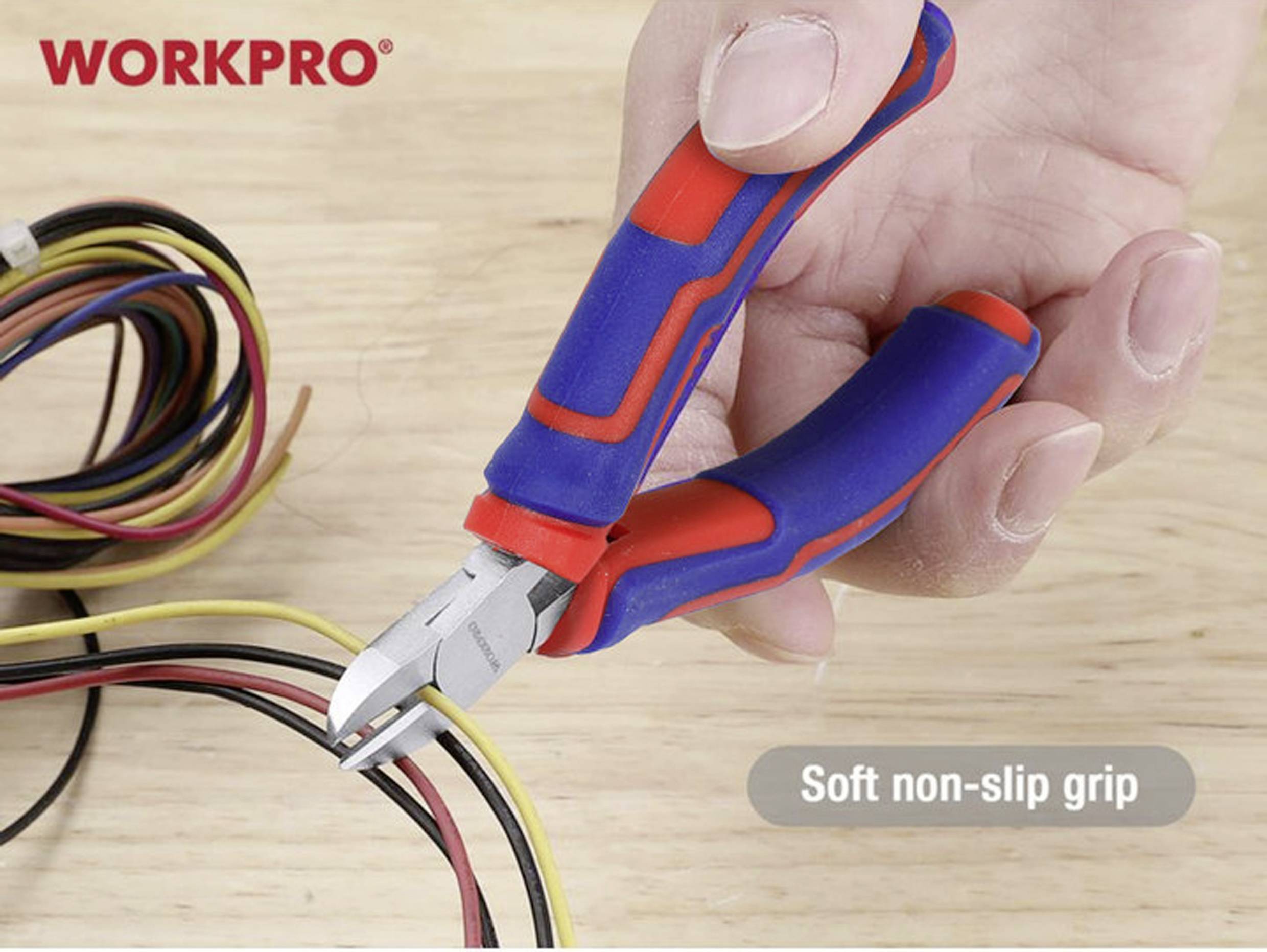 Hand mit blauer und roter Drahtschere mit weichem rutschfestem Griff, die mehrere farbige Kabel durchschneidet. Markenname 'WORKPRO' am oberen Rand.