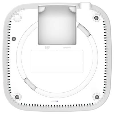 Unterseite eines elektronischen Geräts mit Lüftungsschlitzen und vier Schrauben. In der Mitte befindet sich ein rechteckiges Fach.